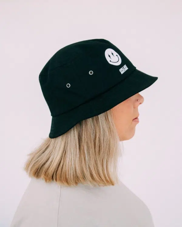 Girls are Awesome Bucket Hat AK Smiley schwarz