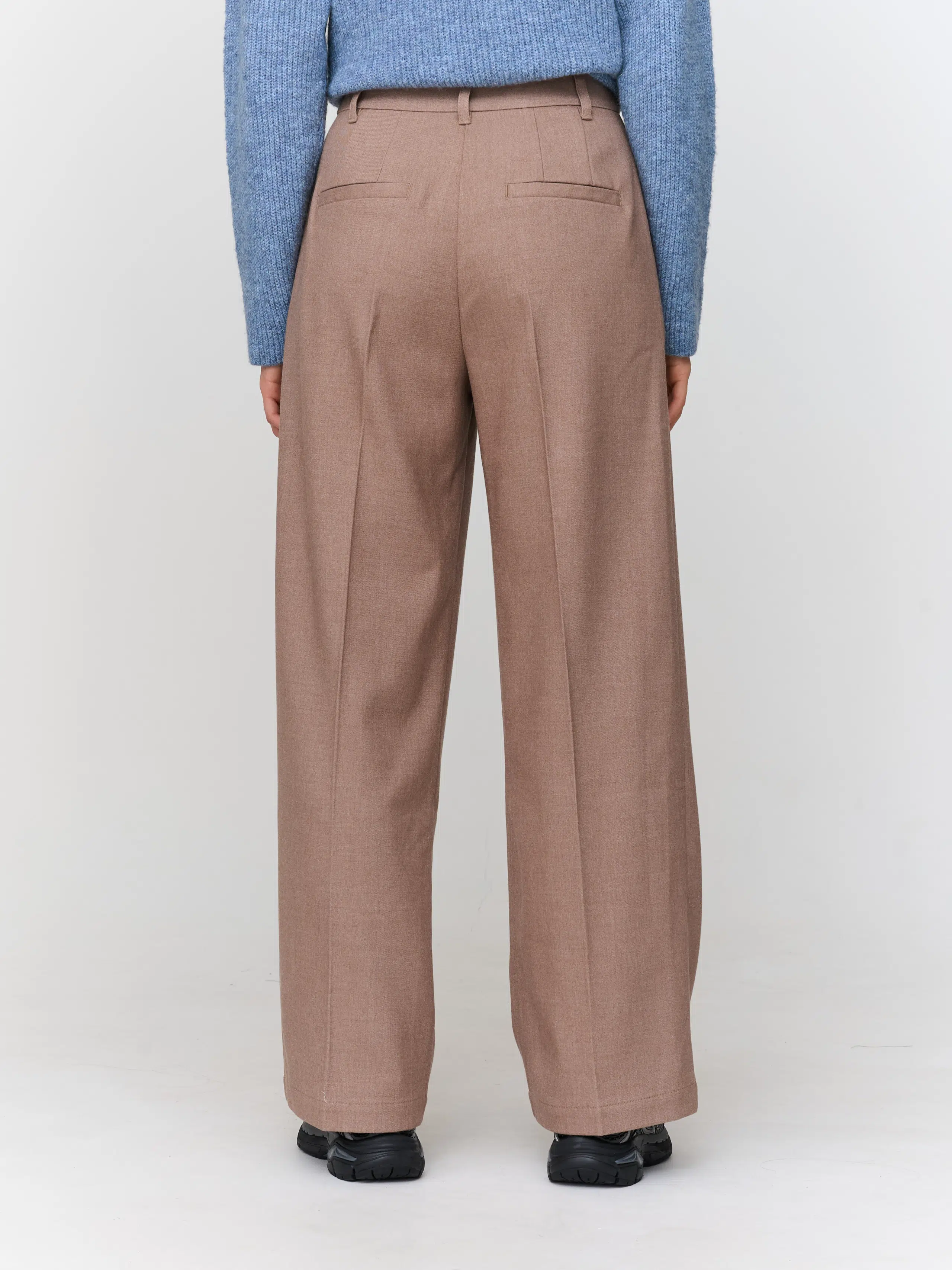 24 Colours Hose Braun