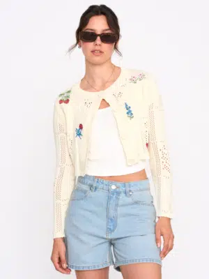 24 Colours Strickjacke Weiß mit Blumen Stickereien