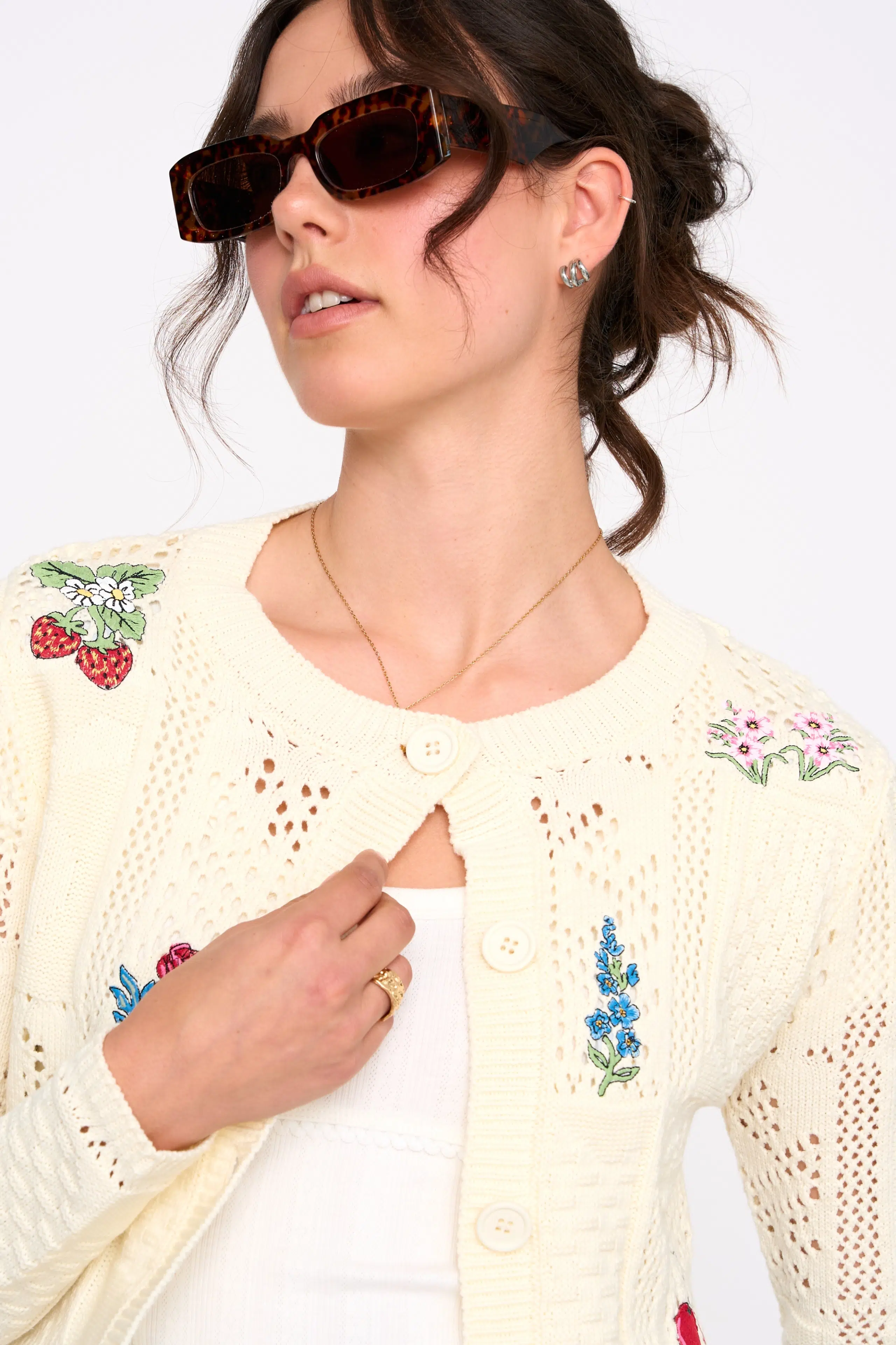 24 Colours Strickjacke Weiß mit Blumen Stickereien