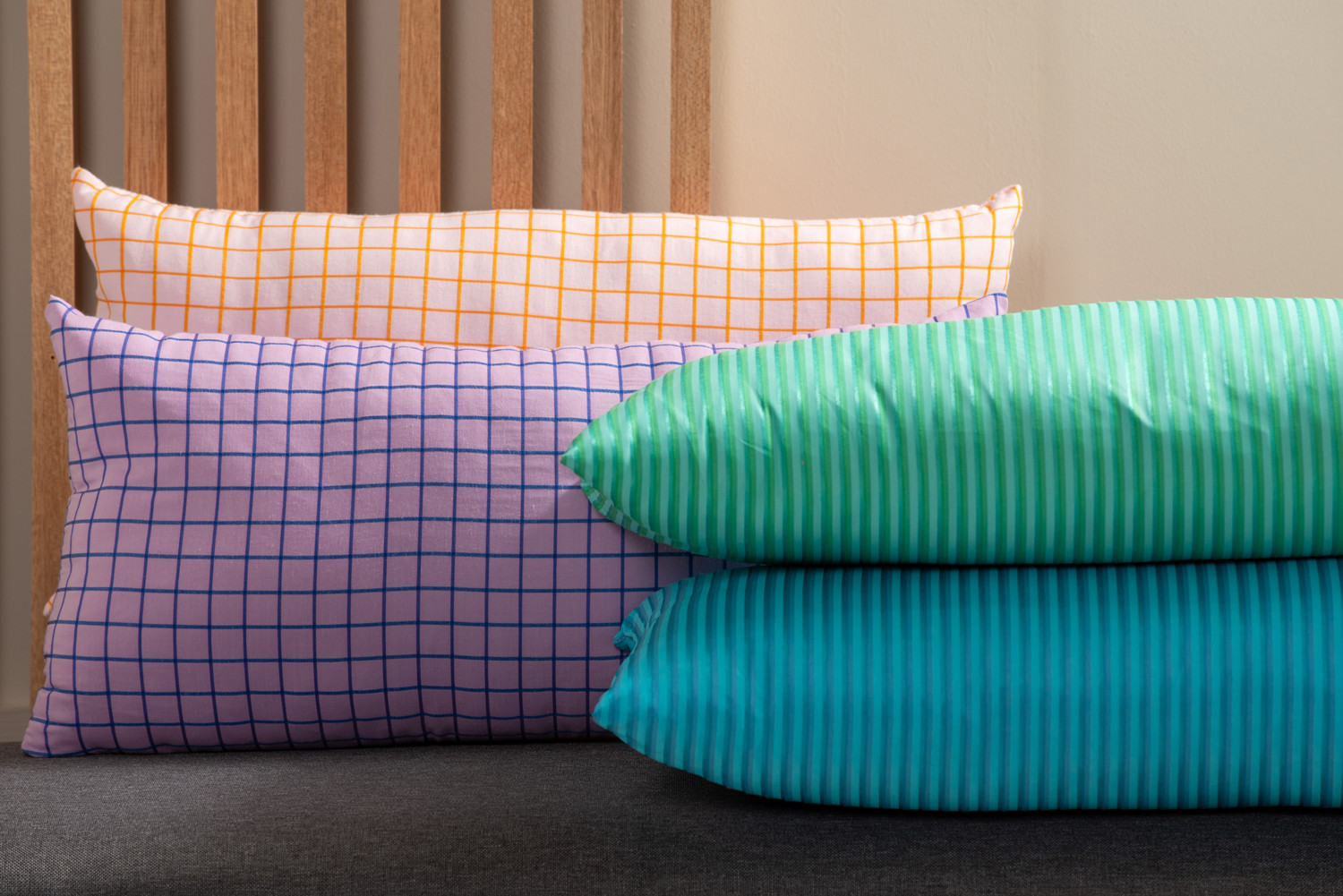 No Cream Present Time Kissen Lila Blau Grid