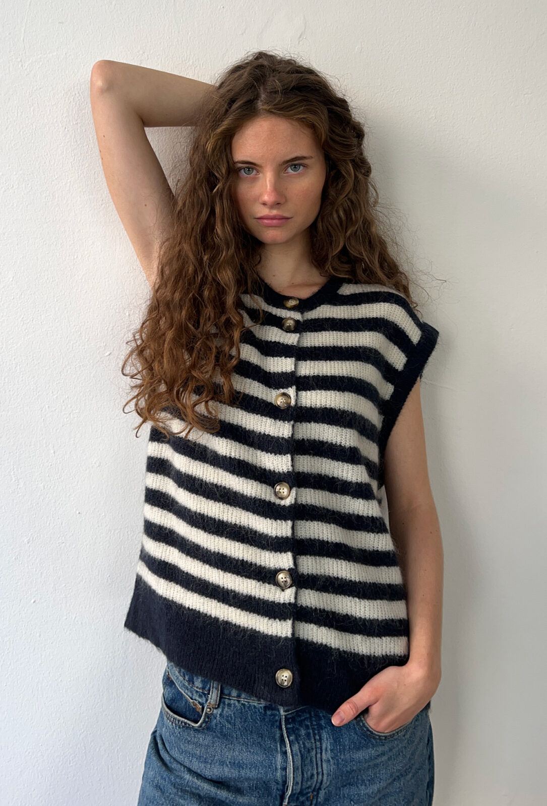 Boii Studios Strickweste Hirse Navy Off White Boii Studios Strickweste Hirse Navy Off White