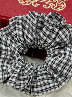 Éline L'atelier Scrunchie Karo Weiß