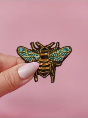 Malicieuse handbestickte Brosche Biene