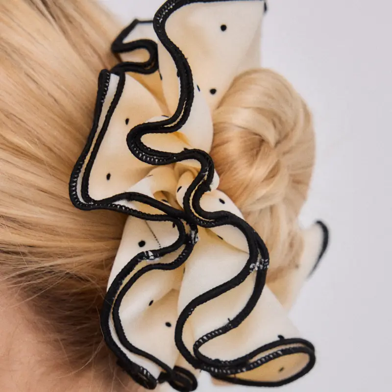 Éline L'atelier Scrunchie Weiß