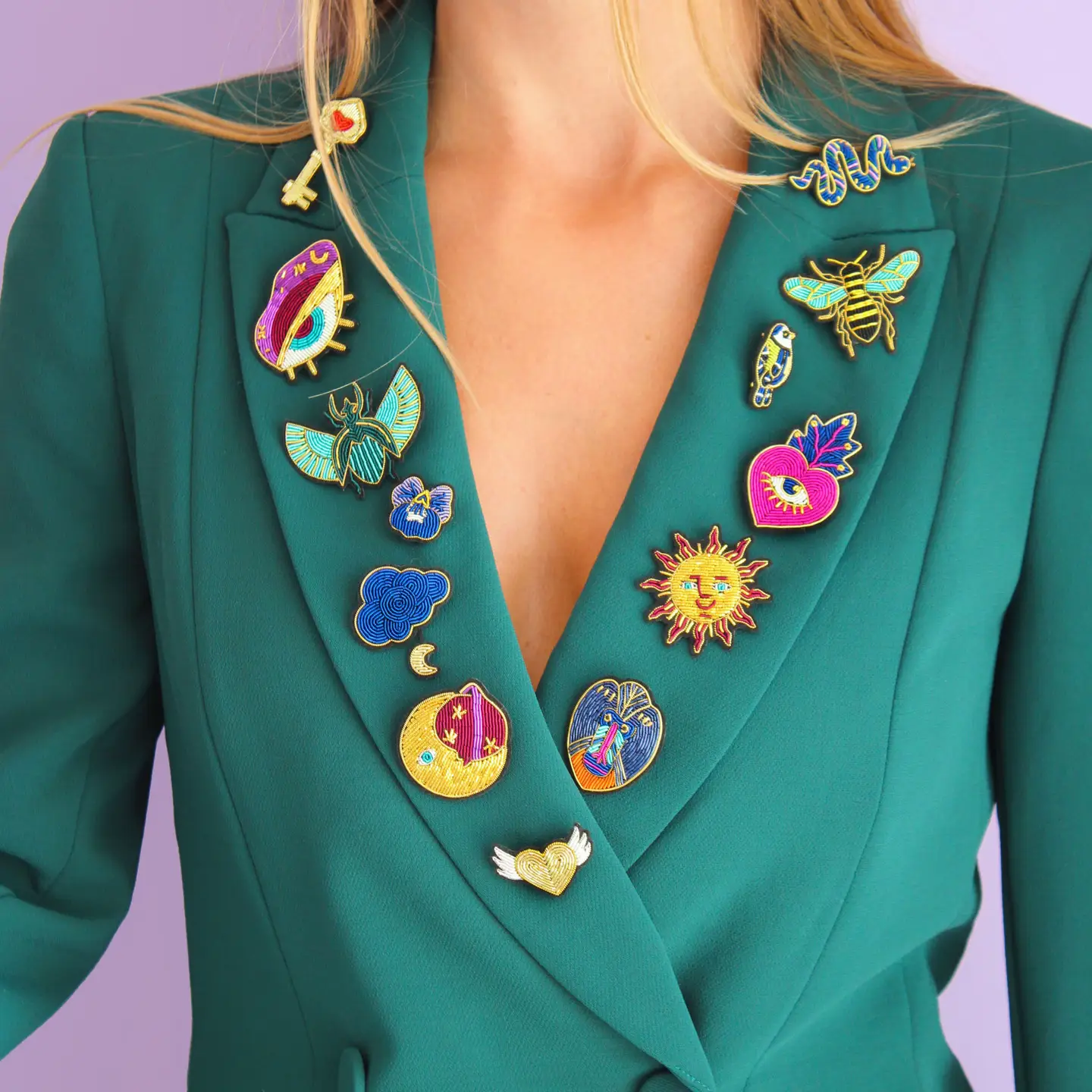 Malicieuse handbestickte Brosche Biene