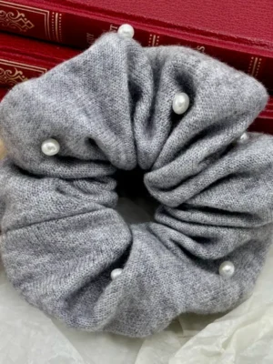 Éline L'atelier Scrunchie Grau Perlen