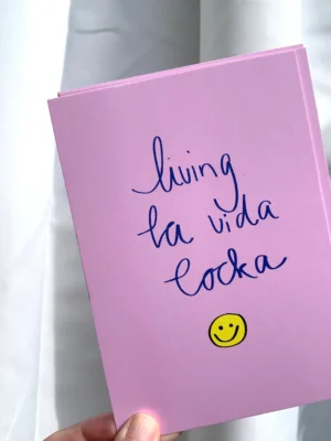 Ute Arnold Postkarte *Living la vida locka Blau*