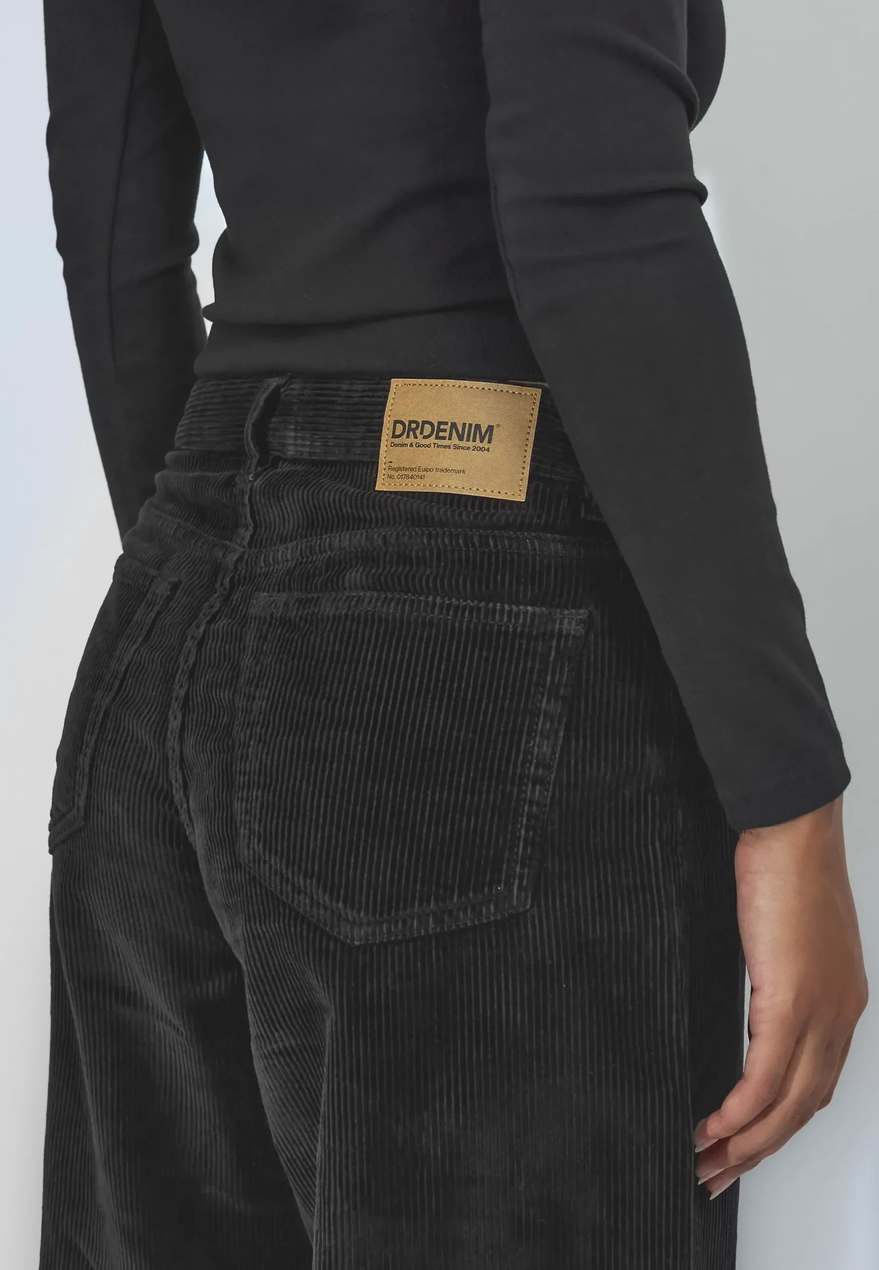 Dr.Denim Nanci Mid Barrel Black Cord Dr.Denim Nanci Mid Barrel Black Cord