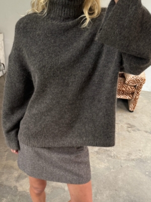 Boii Studios Strickpullover Sidsel gestrickt T-Neck Mole Melange