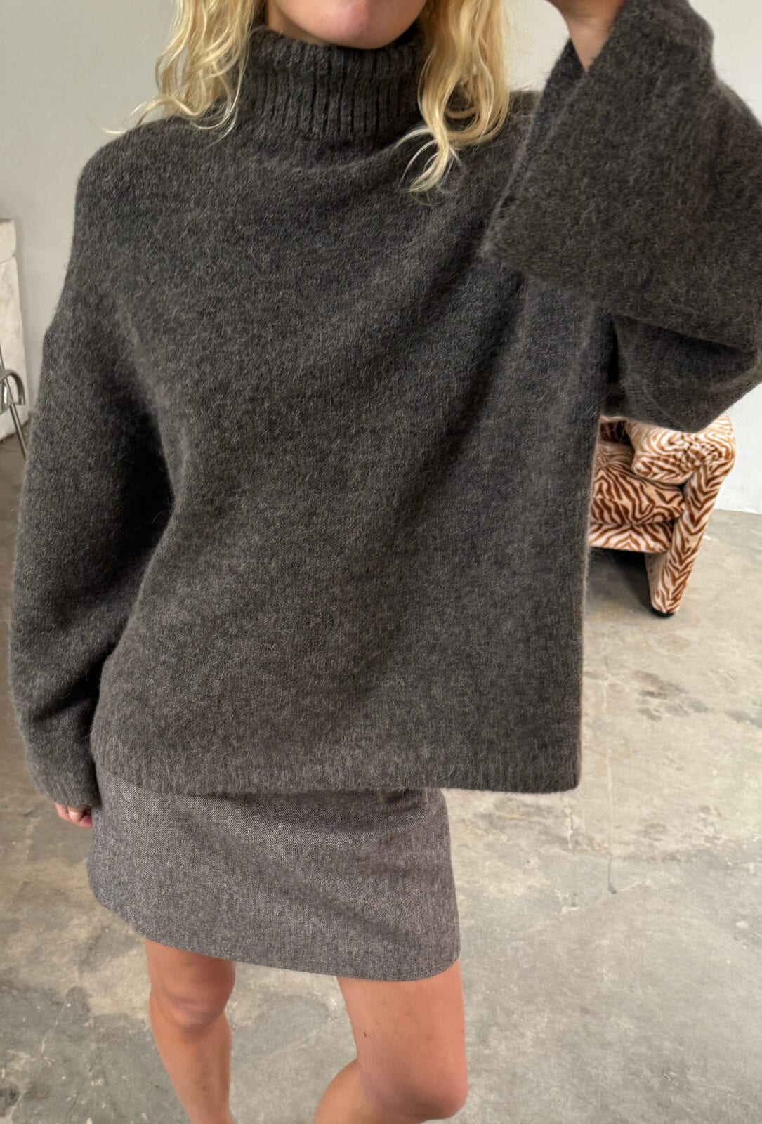 Boii Studios Strickpullover Sidsel gestrickt T-Neck Mole Melange
